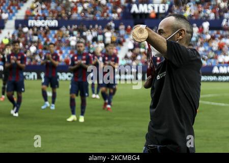 Il giocatore paralimpico Ricardo Ten presenta la sua medaglia di bronzo prima della partita della liga tra Levante UD e Rayo Vallecano allo stadio Ciutat de Valencia il 11 settembre 2021. (Foto di Jose Miguel Fernandez/NurPhoto) Foto Stock