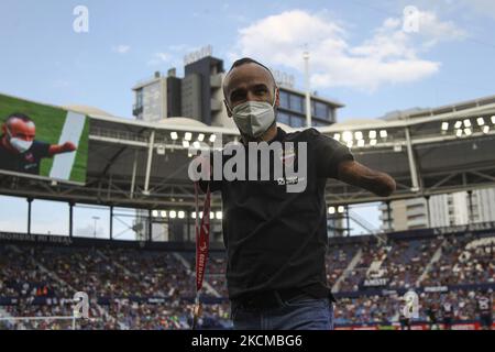 Il giocatore paralimpico Ricardo Ten presenta la sua medaglia di bronzo prima della partita della liga tra Levante UD e Rayo Vallecano allo stadio Ciutat de Valencia il 11 settembre 2021. (Foto di Jose Miguel Fernandez/NurPhoto) Foto Stock