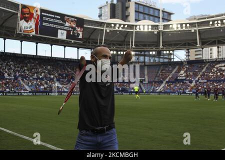 Il giocatore paralimpico Ricardo Ten presenta la sua medaglia di bronzo prima della partita della liga tra Levante UD e Rayo Vallecano allo stadio Ciutat de Valencia il 11 settembre 2021. (Foto di Jose Miguel Fernandez/NurPhoto) Foto Stock