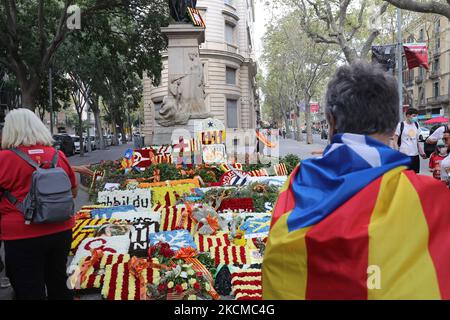 La gente agita bandiere catalane a favore dell'indipendenza ''estelada'' durante una manifestazione che segna la ''Diada'', giornata nazionale della Catalogna, a Barcellona il 11 settembre 2021. (Foto di Urbanandsport/NurPhoto) Foto Stock
