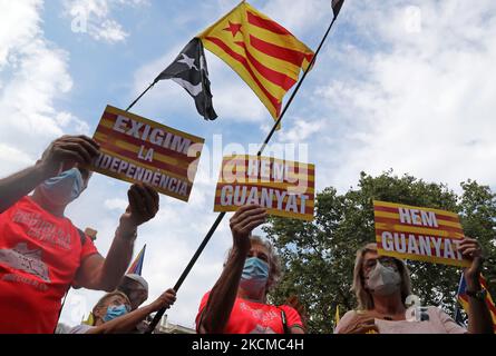 La gente agita bandiere catalane a favore dell'indipendenza ''estelada'' durante una manifestazione che segna la ''Diada'', giornata nazionale della Catalogna, a Barcellona il 11 settembre 2021. (Foto di Urbanandsport/NurPhoto) Foto Stock