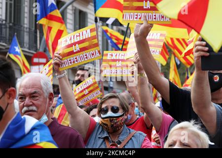 La gente agita bandiere catalane a favore dell'indipendenza ''estelada'' durante una manifestazione che segna la ''Diada'', giornata nazionale della Catalogna, a Barcellona il 11 settembre 2021. (Foto di Urbanandsport/NurPhoto) Foto Stock