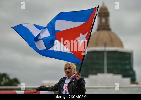 Giovane donna cubana che tiene la sua bandiera nazionale durante una protesta. Membri della diaspora locale cubana, nicaraguana e venezuelana, attivisti e simpatizzanti locali visti fuori dall'edificio della legislatura di Alberta durante la manifestazione "libertà per l'America Latina". Sabato 11 settembre 2021, a Edmonton, Alberta, Canada. (Foto di Artur Widak/NurPhoto) Foto Stock