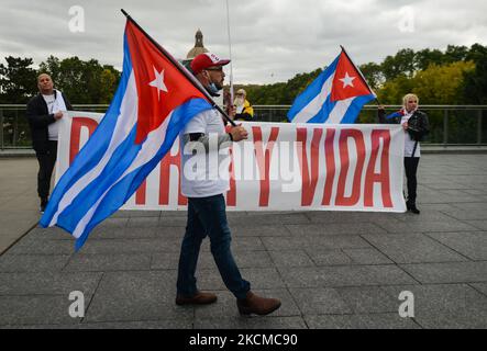 I cubani che vivono in Alberta visto con le loro bandiere nazionali durante una protesta. Membri della diaspora locale cubana, nicaraguana e venezuelana, attivisti e simpatizzanti locali visti fuori dall'edificio della legislatura di Alberta durante la manifestazione "libertà per l'America Latina" che condanna la dittatura comunista e la repressione nei loro paesi. Sabato 11 settembre 2021, a Edmonton, Alberta, Canada. (Foto di Artur Widak/NurPhoto) Foto Stock