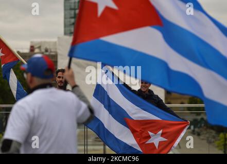 Cubani che vivono in Alberta visto con le loro bandiere nazionali. Membri della diaspora locale cubana, nicaraguana e venezuelana, attivisti e simpatizzanti locali visti fuori dall'edificio della legislatura di Alberta durante la manifestazione "libertà per l'America Latina" che condanna la dittatura comunista e la repressione nei loro paesi. Sabato 11 settembre 2021, a Edmonton, Alberta, Canada. (Foto di Artur Widak/NurPhoto) Foto Stock