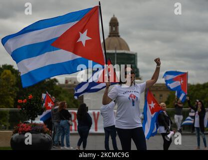 Un manifestante visto con bandiera nazionale cubana. Membri della diaspora locale cubana, nicaraguana e venezuelana, attivisti e simpatizzanti locali visti fuori dall'edificio della legislatura di Alberta durante la manifestazione "libertà per l'America Latina". Sabato 11 settembre 2021, a Edmonton, Alberta, Canada. (Foto di Artur Widak/NurPhoto) Foto Stock