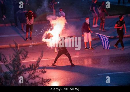 Il protester sta lanciando razzi verso la polizia. Durante la cerimonia di apertura della Fiera Internazionale di Salonicco, con il discorso del primo Ministro Kyriakos Mitsotakis, si sono svolte delle truffe tra i manifestanti contro la vaccinazione obbligatoria e la polizia al di fuori del municipio di Salonicco. La Grecia sta avendo una vaccinazione obbligatoria per le persone che lavorano nel settore sanitario pubblico. A Salonicco si sono svolte proteste e manifestazioni multiple con il centro della città in un blocco. Da parte della polizia, c'era un elicottero che monitorava la situazione con forza forte, gas lacrimogeni prodotti chimici w Foto Stock