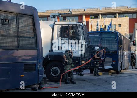 Durante la cerimonia di apertura della Fiera Internazionale di Salonicco, con il discorso del primo Ministro Kyriakos Mitsotakis, si sono svolte delle truffe tra i manifestanti contro la vaccinazione obbligatoria e la polizia al di fuori del municipio di Salonicco. La Grecia sta avendo una vaccinazione obbligatoria per le persone che lavorano nel settore sanitario pubblico. A Salonicco si sono svolte proteste e manifestazioni multiple con il centro della città in un blocco. Da parte della polizia, c'è stato un elicottero che controlla la situazione con forza forte, gas lacrimogeni chimici sono stati utilizzati, granate stordimento e il cannone d'acqua, ma Foto Stock