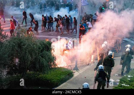 Durante la cerimonia di apertura della Fiera Internazionale di Salonicco, con il discorso del primo Ministro Kyriakos Mitsotakis, si sono svolte delle truffe tra i manifestanti contro la vaccinazione obbligatoria e la polizia al di fuori del municipio di Salonicco. La Grecia sta avendo una vaccinazione obbligatoria per le persone che lavorano nel settore sanitario pubblico. A Salonicco si sono svolte proteste e manifestazioni multiple con il centro della città in un blocco. Da parte della polizia, c'è stato un elicottero che controlla la situazione con forza forte, gas lacrimogeni chimici sono stati utilizzati, granate stordimento e il cannone d'acqua, ma Foto Stock