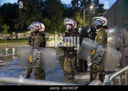 Le forze di polizia tumulto durante gli scontri hanno ricevuto granate flash e fuochi d'artificio. Durante la cerimonia di apertura della Fiera Internazionale di Salonicco, con il discorso del primo Ministro Kyriakos Mitsotakis, si sono svolte delle truffe tra i manifestanti contro la vaccinazione obbligatoria e la polizia al di fuori del municipio di Salonicco. La Grecia sta avendo una vaccinazione obbligatoria per le persone che lavorano nel settore sanitario pubblico. A Salonicco si sono svolte proteste e manifestazioni multiple con il centro della città in un blocco. Da parte della polizia, c'era un elicottero che monitorava la situazione con forte Foto Stock