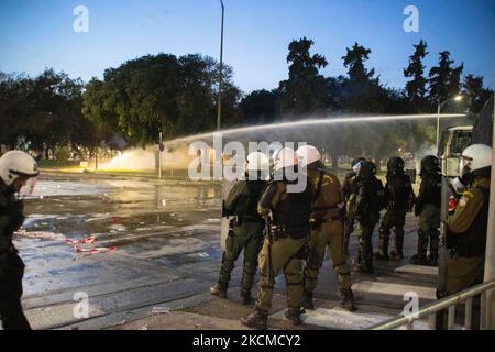 Le forze di polizia tumulto durante gli scontri hanno ricevuto granate flash e fuochi d'artificio. Durante la cerimonia di apertura della Fiera Internazionale di Salonicco, con il discorso del primo Ministro Kyriakos Mitsotakis, si sono svolte delle truffe tra i manifestanti contro la vaccinazione obbligatoria e la polizia al di fuori del municipio di Salonicco. La Grecia sta avendo una vaccinazione obbligatoria per le persone che lavorano nel settore sanitario pubblico. A Salonicco si sono svolte proteste e manifestazioni multiple con il centro della città in un blocco. Da parte della polizia, c'era un elicottero che monitorava la situazione con forte Foto Stock