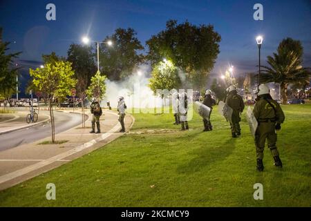 Le forze di polizia tumulto durante gli scontri hanno ricevuto granate flash e fuochi d'artificio. Durante la cerimonia di apertura della Fiera Internazionale di Salonicco, con il discorso del primo Ministro Kyriakos Mitsotakis, si sono svolte delle truffe tra i manifestanti contro la vaccinazione obbligatoria e la polizia al di fuori del municipio di Salonicco. La Grecia sta avendo una vaccinazione obbligatoria per le persone che lavorano nel settore sanitario pubblico. A Salonicco si sono svolte proteste e manifestazioni multiple con il centro della città in un blocco. Da parte della polizia, c'era un elicottero che monitorava la situazione con forte Foto Stock