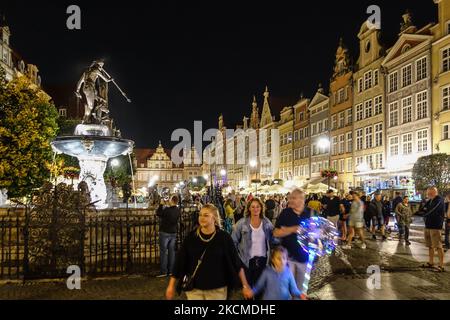 Migliaia di persone che camminano e cenano nei ristoranti all'aperto sulla Dlugi Targ - strada principale della Città Vecchia, vicino alla fontana di Nettuno sono visti a Danzica, Polonia il 11 settembre 2021 . Decine di migliaia di turisti visitano Danzica negli ultimi giorni d'estate, utilizzando le restrizioni quasi completamente abolite del coronavirus. Tutti i ristoranti, pub e bar sono aperti al coperto e all'aperto. Inoltre, l'hotel accetta gli ospiti praticamente senza limitazioni. (Foto di Michal Fludra/NurPhoto) Foto Stock