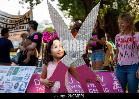 Una giovane ragazza esamina un sostegno visivo durante un evento che segna il lancio di una campagna di CODEPINK per tagliare il budget del Pentagono e la spesa militare e utilizzare quei fondi per la sanità, l’azione climatica e gli alloggi, tra gli altri obiettivi. (Foto di Allison Bailey/NurPhoto) Foto Stock