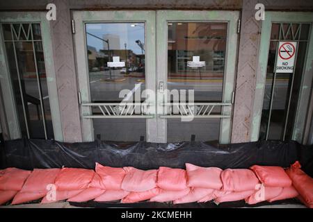 Il Railroad Museum on the Strand infila le porte e le finestre con sacchi di sabbia per tenere fuori l'acqua inondata mentre il Tropical Storm Nicholas si avvicina all'isola. 12th settembre 2021, Galveston, Texas. (Foto di Reginald Mathalone/NurPhoto) Foto Stock