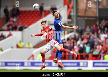 James Garner di Nottingham Forest combatte con Kieffer Moore di Cardiff City durante la partita del campionato Sky Bet tra Nottingham Forest e Cardiff City presso il City Ground di Nottingham domenica 12th settembre 2021. (Foto di Jon Hobley/MI News/NurPhoto) Foto Stock