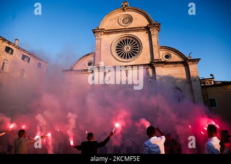 Le persone con zizzarro celebrano un matrimonio di fronte alla Cattedrale di San Giacomo a Sibenik, Croazia, il 11 settembre 2021. (Foto di Jakub Porzycki/NurPhoto) Foto Stock