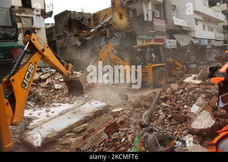 I soccorritori rimuovono i detriti per cercare i sopravvissuti dopo che un edificio a quattro piani è crollato nei pressi della zona di Subzi Mandi, a Nuova Delhi, in India, il 13 settembre 2021. (Foto di Mayank Makhija/NurPhoto) Foto Stock