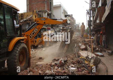 I soccorritori rimuovono i detriti per cercare i sopravvissuti dopo che un edificio a quattro piani è crollato nei pressi della zona di Subzi Mandi, a Nuova Delhi, in India, il 13 settembre 2021. (Foto di Mayank Makhija/NurPhoto) Foto Stock