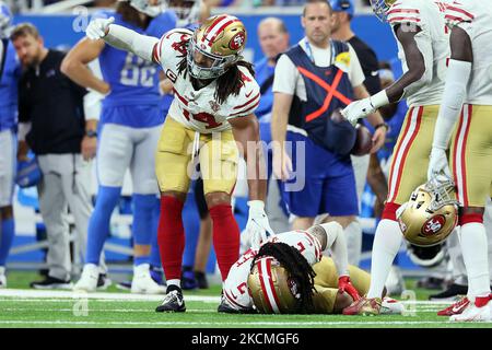 San Francisco 49ers middle linebacker Fred Warner (54) controlla la schiena difensiva di San Francisco 49ers Jason Verrett (2) dopo un infortunio durante una partita di football tra i Detroit Lions e i San Francisco 49ers a Detroit, Michigan USA, domenica 12 settembre 2021. (Foto di Amy Lemus/NurPhoto) Foto Stock