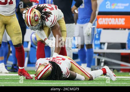 San Francisco 49ers middle linebacker Fred Warner (54) controlla la schiena difensiva di San Francisco 49ers Jason Verrett (2) dopo un infortunio durante una partita di football tra i Detroit Lions e i San Francisco 49ers a Detroit, Michigan USA, domenica 12 settembre 2021. (Foto di Amy Lemus/NurPhoto) Foto Stock