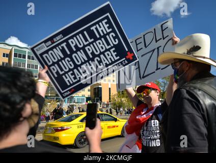 Un contro-protester a sostegno degli operatori sanitari visto di fronte a un protester contro COVID-19 vaccini obbligatori, passaporti e misure di salute pubblica al di fuori del Royal Alexandra Hospital di Edmonton. Le proteste odierne contro gli ordini di vaccinazione e altre misure di sanità pubblica relative al COVID-19, tenutesi oggi di fronte agli ospedali in tutto il Canada, sono state condannate da politici e organizzazioni sanitarie come inaccettabili e ingiuste per il personale e i pazienti. Lunedì 13 settembre 2021, a Edmonton, Alberta, Canada. (Foto di Artur Widak/NurPhoto) Foto Stock