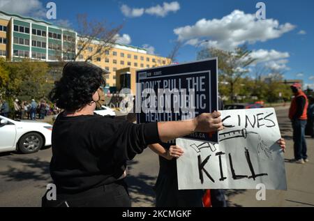 Un contro-protester a sostegno degli operatori sanitari visto di fronte a un protester contro COVID-19 vaccini obbligatori, passaporti e misure di salute pubblica al di fuori del Royal Alexandra Hospital di Edmonton. Le proteste odierne contro gli ordini di vaccinazione e altre misure di sanità pubblica relative al COVID-19, tenutesi oggi di fronte agli ospedali in tutto il Canada, sono state condannate da politici e organizzazioni sanitarie come inaccettabili e ingiuste per il personale e i pazienti. Lunedì 13 settembre 2021, a Edmonton, Alberta, Canada. (Foto di Artur Widak/NurPhoto) Foto Stock