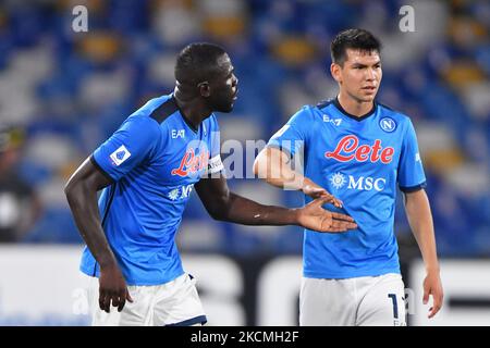 Il difensore di Napoli Kalidou Koulibaly festeggia con il forward di Napoli Hirving Lozano dopo aver segnato il 2-1° gol durante la serie di calcio italiana Una partita SSC Napoli vs Juventus FC il 11 settembre 2021 allo stadio Diego Armando Maradona di Napoli (Foto di Carmelo Imbesi/LiveMedia/NurPhoto) Foto Stock