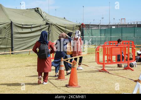 Con l’operazione Allied Refugee, il Dipartimento degli Stati Uniti ha evacuato i cittadini statunitensi, i richiedenti di visti speciali per l’immigrazione e le persone afghane in difficoltà. NAS Sigonella, in Sicilia, servì come luogo di transito per i rifugiati afghani da Kabul agli Stati Uniti d'America. Il 1 settembre 2021 a Catania, Italia. (Foto di Francesco Militello Mirto/NurPhoto) Foto Stock