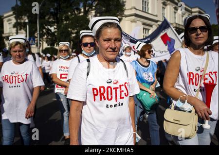 Rappresentanti di varie professioni mediche hanno partecipato a una delle più grandi manifestazioni di protesta della loro storia a Varsavia, Polonia, il 11 settembre 2021. Giovani medici, paramedici, infermieri e tecnici hanno protestato contro i bassi livelli salariali, la scarsa qualità della gestione dei servizi sanitari e contro il sovrasfruttamento con troppe ore di straordinario lavorate ogni settimana. La marcia ha attraversato tutta la città passando per i servizi del Ministero della Salute, il Palazzo Presidenziale, il Parlamento per terminare di fronte al primo Ministro. (Foto di Piotr Lapinski/NurPhoto) Foto Stock