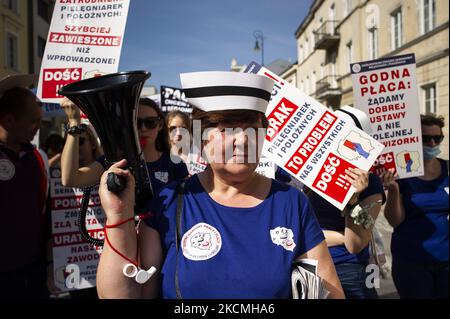 Rappresentanti di varie professioni mediche hanno partecipato a una delle più grandi manifestazioni di protesta della loro storia a Varsavia, Polonia, il 11 settembre 2021. Giovani medici, paramedici, infermieri e tecnici hanno protestato contro i bassi livelli salariali, la scarsa qualità della gestione dei servizi sanitari e contro il sovrasfruttamento con troppe ore di straordinario lavorate ogni settimana. La marcia ha attraversato tutta la città passando per i servizi del Ministero della Salute, il Palazzo Presidenziale, il Parlamento per terminare di fronte al primo Ministro. (Foto di Piotr Lapinski/NurPhoto) Foto Stock