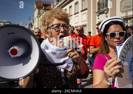 Rappresentanti di varie professioni mediche hanno partecipato a una delle più grandi manifestazioni di protesta della loro storia a Varsavia, Polonia, il 11 settembre 2021. Giovani medici, paramedici, infermieri e tecnici hanno protestato contro i bassi livelli salariali, la scarsa qualità della gestione dei servizi sanitari e contro il sovrasfruttamento con troppe ore di straordinario lavorate ogni settimana. La marcia ha attraversato tutta la città passando per i servizi del Ministero della Salute, il Palazzo Presidenziale, il Parlamento per terminare di fronte al primo Ministro. (Foto di Piotr Lapinski/NurPhoto) Foto Stock