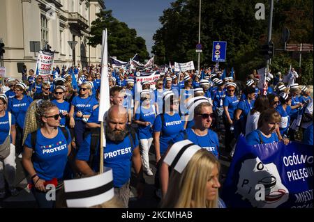 Rappresentanti di varie professioni mediche hanno partecipato a una delle più grandi manifestazioni di protesta della loro storia a Varsavia, Polonia, il 11 settembre 2021. Giovani medici, paramedici, infermieri e tecnici hanno protestato contro i bassi livelli salariali, la scarsa qualità della gestione dei servizi sanitari e contro il sovrasfruttamento con troppe ore di straordinario lavorate ogni settimana. La marcia ha attraversato tutta la città passando per i servizi del Ministero della Salute, il Palazzo Presidenziale, il Parlamento per terminare di fronte al primo Ministro. (Foto di Piotr Lapinski/NurPhoto) Foto Stock