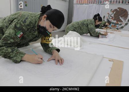 I membri del Segretariato della Difesa Nazionale (SEDENA), disegnano la bandiera messicana su tessuto di nylon di alta qualità prima di essere dipinti all'interno della fabbrica di costumi e attrezzature El Vergel Iztapalapa, Città del Messico, In occasione dell'Independence Cry and Military Parade che si terrà il 15 e 16 settembre durante l'emergenza sanitaria dovuta al COVID-19 e al semaforo epidemiologico giallo nella capitale. (Foto di Gerardo Vieyra/NurPhoto) Foto Stock