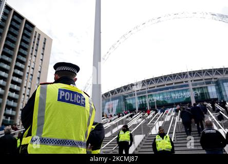 Foto del file datata 03/04/22 di un poliziotto fuori dal Wembley Stadium, Londra. I tifosi condannati per aver preso, venduto o in possesso di droghe di classe A durante le partite di calcio saranno emessi con il divieto di ordini a partire dalla prossima settimana. Foto Stock