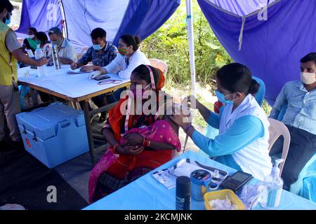 Un operatore sanitario inocula una donna con una dose di Covaxin, un vaccino contro il coronavirus (COVID-19), durante uno speciale campo di vaccinazione a Nuova Delhi, in India, il 15 settembre 2021. (Foto di Mayank Makhija/NurPhoto) Foto Stock