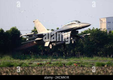 Un aereo da combattimento F-16 viene impiegato per l'addestramento di atterraggio e decollo di emergenza, durante l'edizione 37th del trapano militare Han Kuang, a Pingtung, Taiwan, 15 settembre 2021. Taiwan, con grandi relazioni tra gli Stati Uniti, il Giappone e alcuni paesi europei, tra cui la Repubblica Ceca e la Lituania, ha dovuto affrontare minacce sempre più gravi dalla Cina, con Washington che offre più vendite di armi all'isola autogestita. (Foto di Ceng Shou Yi/NurPhoto) Foto Stock