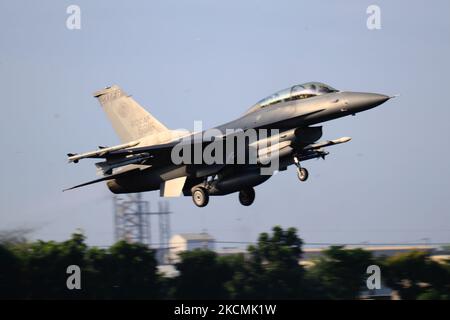 Un aereo da combattimento F-16 viene impiegato per l'addestramento di atterraggio e decollo di emergenza, durante l'edizione 37th del trapano militare Han Kuang, a Pingtung, Taiwan, 15 settembre 2021. Taiwan, con grandi relazioni tra gli Stati Uniti, il Giappone e alcuni paesi europei, tra cui la Repubblica Ceca e la Lituania, ha dovuto affrontare minacce sempre più gravi dalla Cina, con Washington che offre più vendite di armi all'isola autogestita. (Foto di Ceng Shou Yi/NurPhoto) Foto Stock