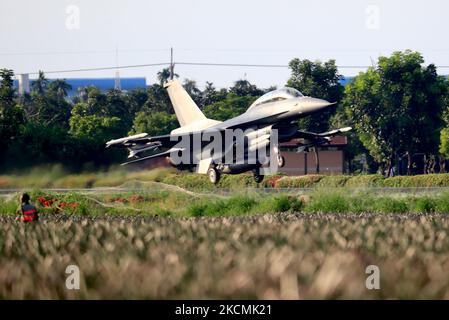 Un aereo da combattimento F-16 viene impiegato per l'addestramento di atterraggio e decollo di emergenza, durante l'edizione 37th del trapano militare Han Kuang, a Pingtung, Taiwan, 15 settembre 2021. Taiwan, con grandi relazioni tra gli Stati Uniti, il Giappone e alcuni paesi europei, tra cui la Repubblica Ceca e la Lituania, ha dovuto affrontare minacce sempre più gravi dalla Cina, con Washington che offre più vendite di armi all'isola autogestita. (Foto di Ceng Shou Yi/NurPhoto) Foto Stock