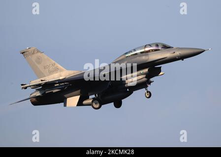 Un aereo da combattimento F-16 viene impiegato per l'addestramento di atterraggio e decollo di emergenza, durante l'edizione 37th del trapano militare Han Kuang, a Pingtung, Taiwan, 15 settembre 2021. Taiwan, con grandi relazioni tra gli Stati Uniti, il Giappone e alcuni paesi europei, tra cui la Repubblica Ceca e la Lituania, ha dovuto affrontare minacce sempre più gravi dalla Cina, con Washington che offre più vendite di armi all'isola autogestita. (Foto di Ceng Shou Yi/NurPhoto) Foto Stock