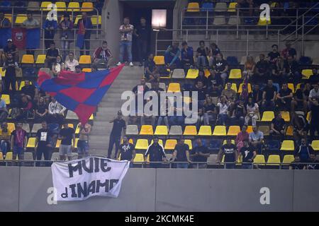 FCSB tifosi in azione durante la partita Romania Liga 1 tra FCSB e Dinamo Bucarest, disputata sull'Arena Nationala, a Bucarest, domenica 12 settembre 2021. (Foto di Alex Nicodim/NurPhoto) Foto Stock