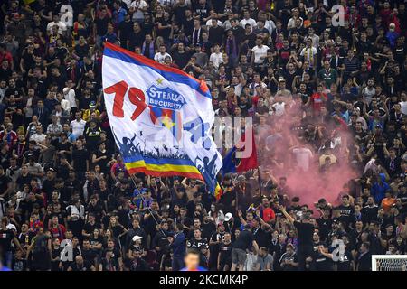 FCSB tifosi in azione durante la partita Romania Liga 1 tra FCSB e Dinamo Bucarest, disputata sull'Arena Nationala, a Bucarest, domenica 12 settembre 2021. (Foto di Alex Nicodim/NurPhoto) Foto Stock