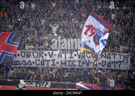 FCSB tifosi in azione durante la partita Romania Liga 1 tra FCSB e Dinamo Bucarest, disputata sull'Arena Nationala, a Bucarest, domenica 12 settembre 2021. (Foto di Alex Nicodim/NurPhoto) Foto Stock