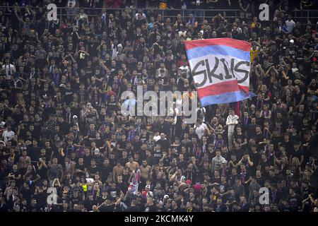 FCSB tifosi in azione durante la partita Romania Liga 1 tra FCSB e Dinamo Bucarest, disputata sull'Arena Nationala, a Bucarest, domenica 12 settembre 2021. (Foto di Alex Nicodim/NurPhoto) Foto Stock