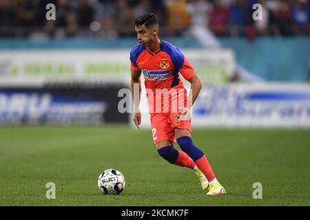 Valentin Gheorghe in azione durante la partita Romania Liga 1 tra FCSB e Dinamo Bucarest, disputata sull'Arena Nationala, a Bucarest, domenica 12 settembre 2021. (Foto di Alex Nicodim/NurPhoto) Foto Stock