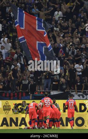 Valentin Gheorghe segna e festeggia in azione durante la partita Romania Liga 1 tra FCSB e Dinamo Bucarest, disputata domenica 12 settembre 2021 sull'Arena Nationala, a Bucarest. (Foto di Alex Nicodim/NurPhoto) Foto Stock