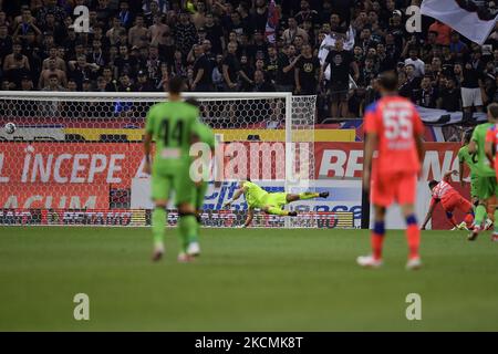 Valentin Gheorghe segna i punteggi in azione durante la partita Romania Liga 1 tra FCSB e Dinamo Bucarest, disputata domenica 12 settembre 2021 sull'Arena Nationala di Bucarest. (Foto di Alex Nicodim/NurPhoto) Foto Stock