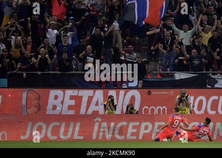 Valentin Gheorghe segna e festeggia in azione durante la partita Romania Liga 1 tra FCSB e Dinamo Bucarest, disputata domenica 12 settembre 2021 sull'Arena Nationala, a Bucarest. (Foto di Alex Nicodim/NurPhoto) Foto Stock