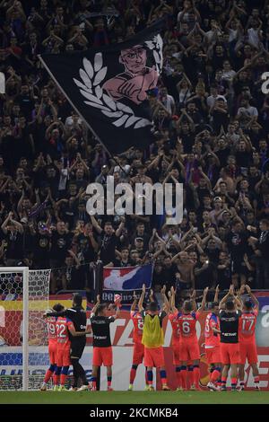 FCSB tifosi in azione durante la partita Romania Liga 1 tra FCSB e Dinamo Bucarest, disputata sull'Arena Nationala, a Bucarest, domenica 12 settembre 2021. (Foto di Alex Nicodim/NurPhoto) Foto Stock