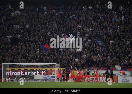 FCSB tifosi in azione durante la partita Romania Liga 1 tra FCSB e Dinamo Bucarest, disputata sull'Arena Nationala, a Bucarest, domenica 12 settembre 2021. (Foto di Alex Nicodim/NurPhoto) Foto Stock